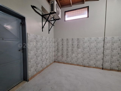 Gran Local Comercial Con Deposito En Venta En Av Bolivar De Maracay Db 24-17385
