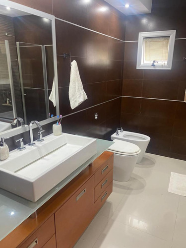 Casa En Venta - 5 Dormitorios 4 Baños - Hudson