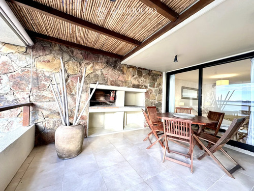 Venta Y Alquiler Temporario De Apartamento De Dos Dormitorios Con Parrillero De Uso Exclusivo En Punta Ballena
