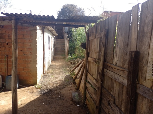 Casa Com Dois Cômodos E Quintal Grande Mais Garagem