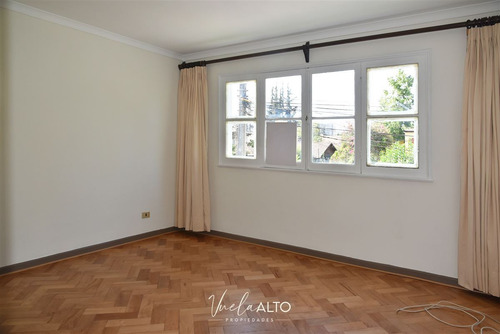Casa En Venta De 4 Dorm. En Ñuñoa / Pasaje Abierto
