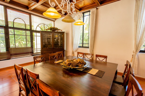 Vendo Magnífica Villa En Metro Country Club, Una Mansión De Lujo En Juan Dolió, República Dominicana