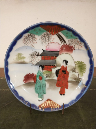 Antiguo Plato De Porcelana Oriental Sello Rojo Damas