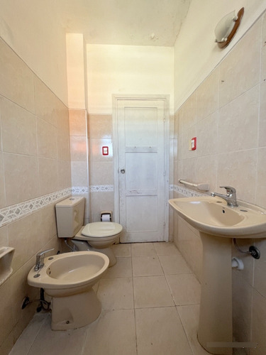 Alquiler De Lindo Apartamento. Peñarol, 3 O 4 Dormitorios, Estufa A Leña, Muy Luminoso Y De Buen Tamaño!