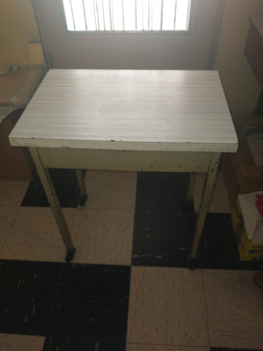 Mesa Con Rueditas Tipo Banco De Escuela Metal Y Formica (Usado)