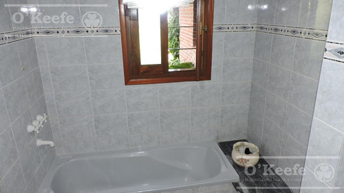 Imagen 25 de 30 de En Berazategui Hermoso Chalet De 8 Ambientes Con Parque Y Pileta En Venta Sobre Terreno De 1940m2.