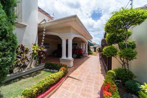 Imagen 8 de 30 de Majestuosa Mansión En San Isidro Piscina A La Venta 2 Salas Comedor Amplia Y Moderna Cocina 3 Cuartos De Servicio Con Su Baños Baño De Visita Área De Lavado Y Planchado Oficina Almacén Marquesina 4