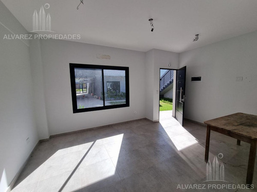Imagen 3 de 22 de Departamento 2 Ambientes Venta Castelar Patio