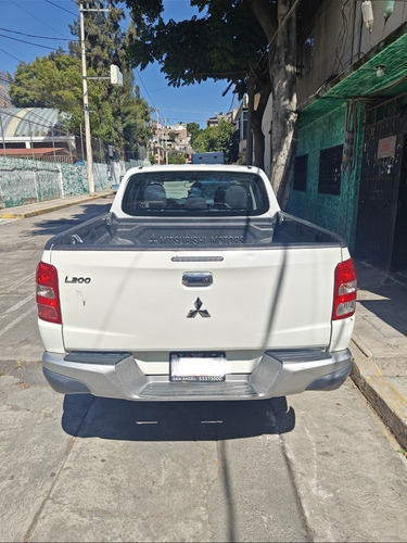 Mitsubishi L200 2.4 Cabina Doble 4x2 Mt
