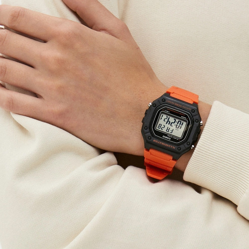 Imagen 4 de 6 de Reloj de pulsera Casio Youth W-218H de cuerpo color negro, digital, fondo gris, con correa de resina color naranja, dial negro, minutero/segundero negro, bisel color negro, luz ámbar y hebilla simple