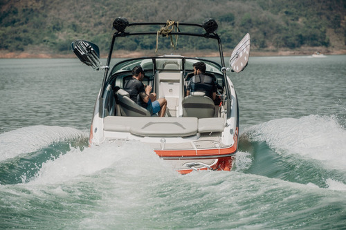 Lancha Ventura 220 Surf 2025 Wake Masterboat Malibu