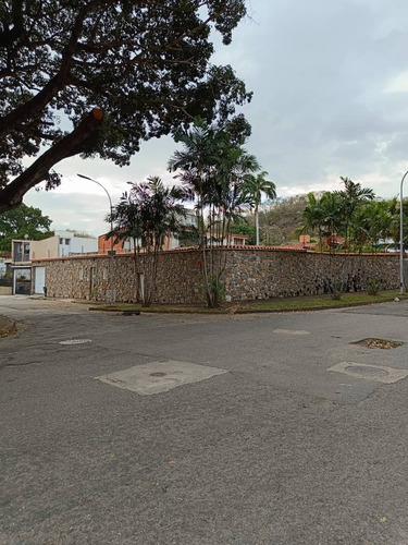 En Venta Casa De Dos Plantas (amoblada), Ubicada En Urbanización Lomas Del Este, Valencia Estado Carabobo - Venezuela / Emer.
