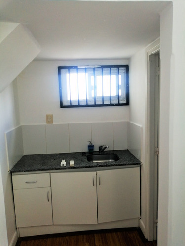 Se Vende Oficina En Ciudad Vieja, Excelente Estado.