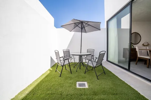 Casa De 3 Recámaras, 2.5 Baños Y Patio