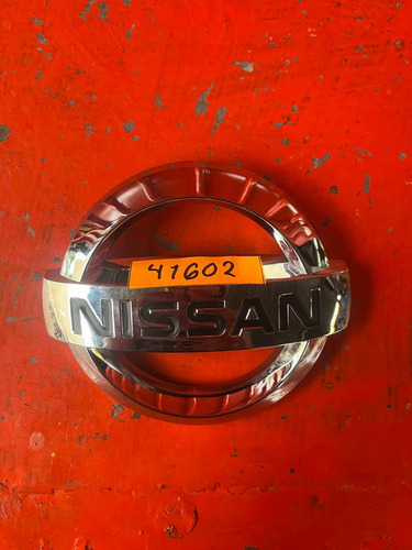 Emblema Nissan March 2014-2016 41602