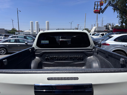 Mitsubishi L200 2.4 Cabina Doble 4x2 Mt