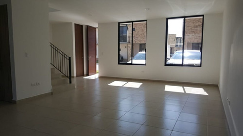 Imagen 2 de 12 de Hermosa Casa En Puerta De Piedra, Gran Ubicación, 3 Recamara