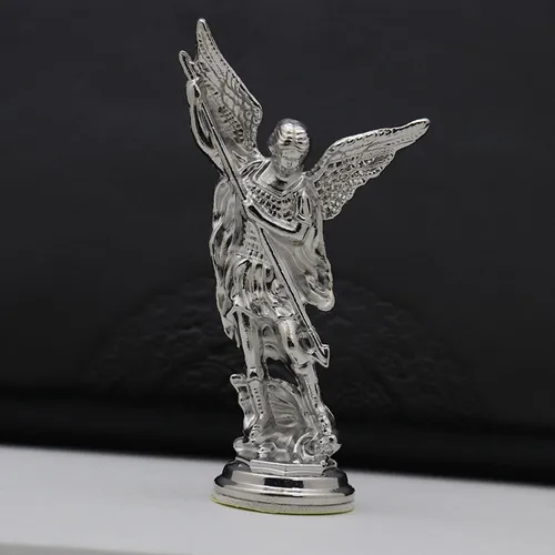 Escultura Del Ángel De La Figura Del Arcángel Miguel Plata
