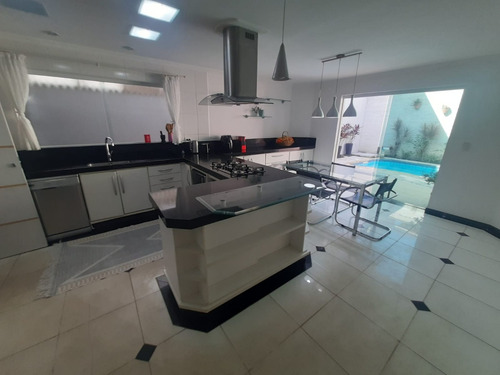 Sobrado 3 Suítes Mobiliado, Com Piscina, Sauna E Academia - Condomínio Fechado