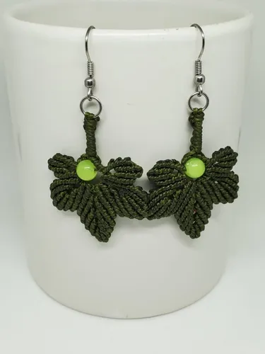 Aretes #hechoamano En Macramé . Hoja De Maple.