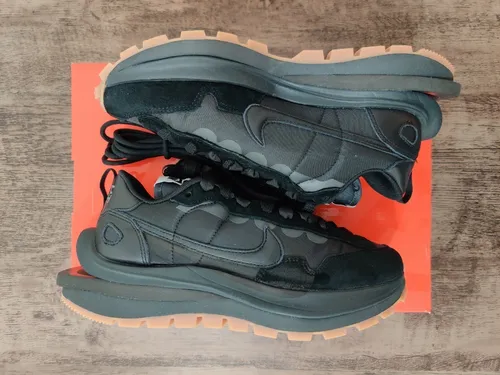 Tênis Sacai X Nike Vaporwaffle Black And Gum Tênis Sacai X Nike Vaporwaffle Black And Gum