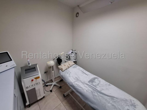 En Alquiler Local Comercial Inm De 50 M2 Completamente Operativo, En Funcion De Un Centro Medico Estetico, Cuenta Con Area De Recepcion, 2 Consultorios, Baño, Ducha, Estacionamientos, Las Chimeas