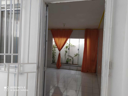 Casa Grande Com 2 Salas E 2 Quartos.