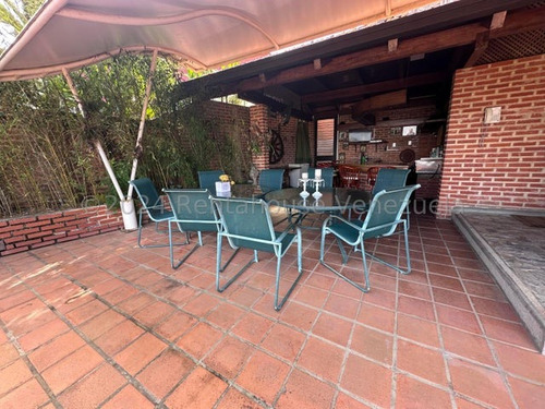 Casa En Venta En Alto Hatillo. Calle Cerrada Con Vigilancia. Negociable