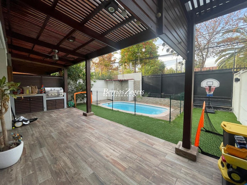 Casa En Venta De 4 Dorm.4 Baños En Condominio. En Las Condes