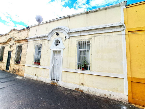 Casa En Venta De 3 Dorm. En Comuna De Santiago