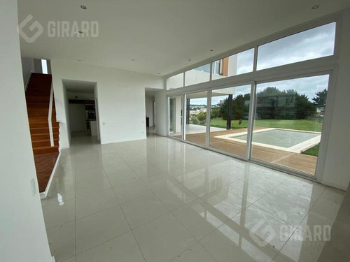 Imagen 4 de 30 de Excelente Casa Moderna En Exclusivo Barrio Rumenco.