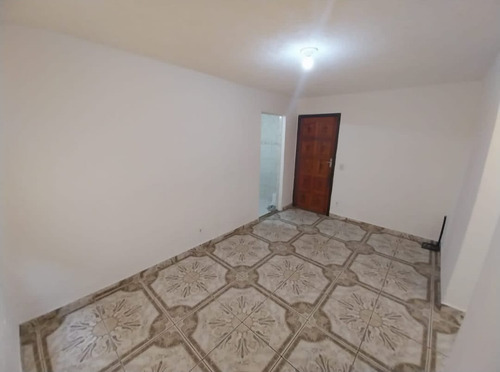 Apartamento Com 2 Quartos Sala,ampla Cozinha E Um Banheiro.