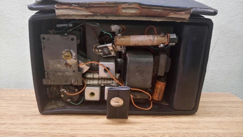 Radio Transistor Portatil De Mesa A Pila Funciona Antigua