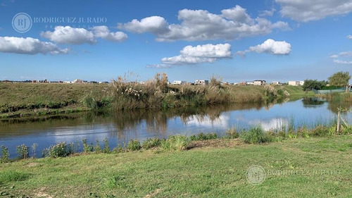 Imagen 1 de 14 de Terreno - El Canton Lote Al Agua Barrio Golf
