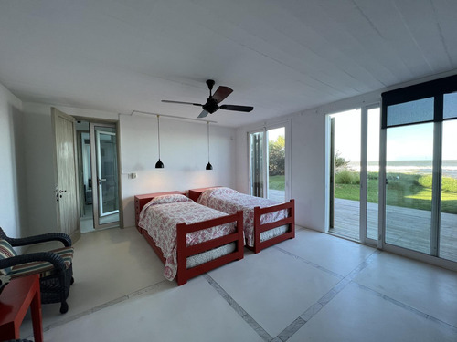 Casa En La Playa Primera Linea Del Mar. La Barra Punta Del Este.