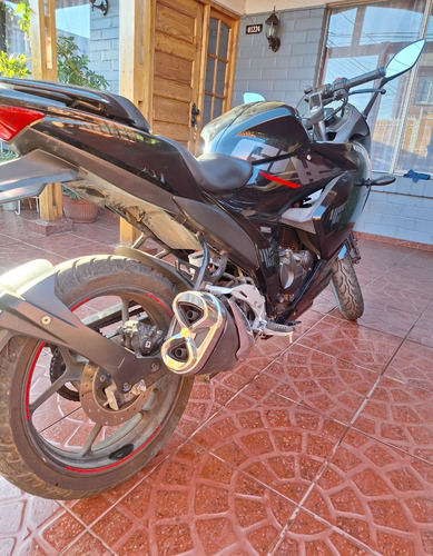 Suzuki Gixxer, Color Negro, Detalles Esteticos Minimos
