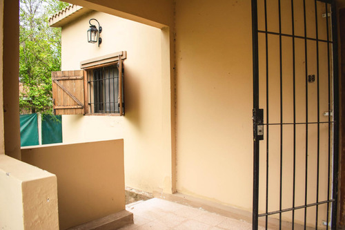 Dos Casas Con Gas Sobre Asfalto En Merlo!!