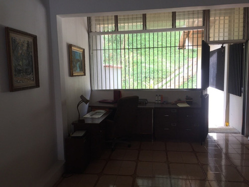 Imagen 22 de 30 de Comoda Y Amplia Casa En Venta. Urb, Miranda. Mr 04126270120