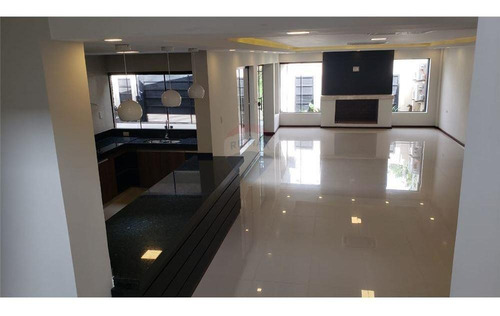 Vendo Lujosa Casa Con Piscina, A Pasos Del Circuito Comercial De Encarnación.