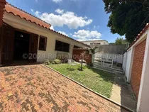 Comprar Casa En Lomas Del Este, La Misma Cuenta Con 7 Habitaciones, 9 Banos, 7 Aires Acondicionados Operativos, Tanque De Agua De 10 Mil Litros, Calentadores Y Calle Cerrada