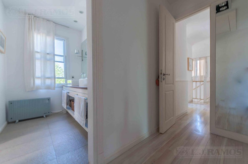 Casa Con 3 Dormitorios, Escritorio Y Playroom En Venta En Santa Barbara