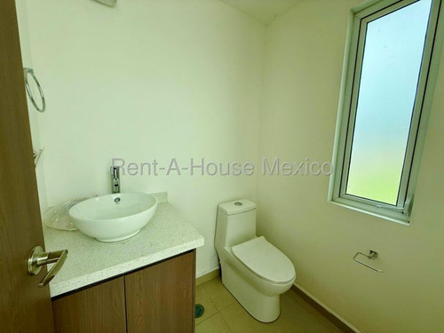 Santa Rosa Jauregui - Casa, Cuarto De Servicio, Sala De Tv, 3 Recámaras. Venta