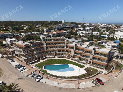 Departamento En Edificio Palcos De La Posta, La Barra.  (ref: Fro-423)