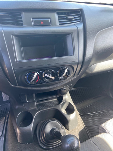 Imagen 14 de 15 de Nissan Np300 Caja Seca 2018