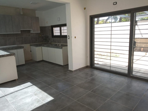 Alquilo Casas En Una Planta En Housing, Zona Sur. 3 Dormit Y 2 Baños Y 2 Dor Y 1 Baño