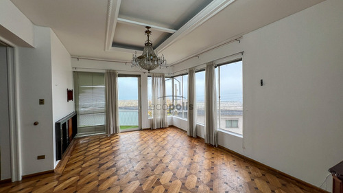 Encantadora Casa Con Diseño Clásico Y Vista Al Mar En Viña