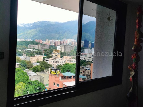 Apartamento En Venta En Los Chaguaramos. Yr242162. Apartamento 4hab 3 Baños, Maletero, Tanque De Agua; Muy Ventilado E Iluminado, Con Vista De 200 Grados Al Avila Y Panorámica De La Ciudad.