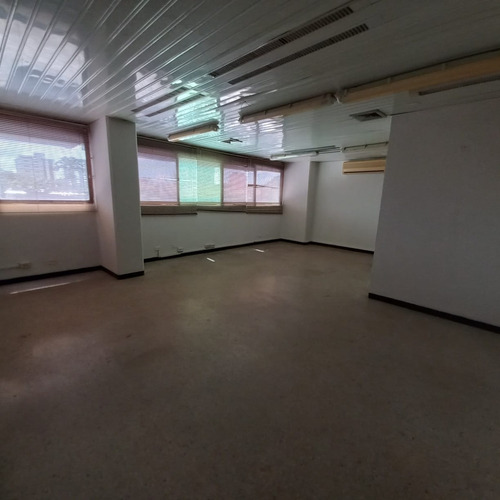 Imagen 12 de 15 de Linda Santos Vende Oficina De 118m2 En Cc Profesional Av Bolivar En Piso Bajo. 0414 4150107