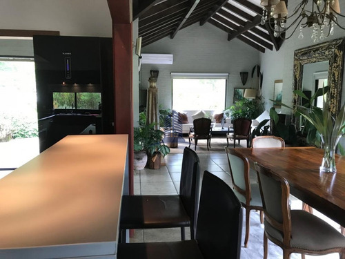 Casa En Venta- De Cuatro Dormitorios En Pinares- Ref: 1203