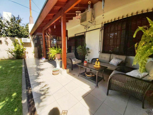 Importante Chalet Sobre 2 Lotes El Palomar.